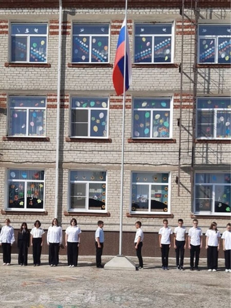 Поднятие и спуск флага РФ